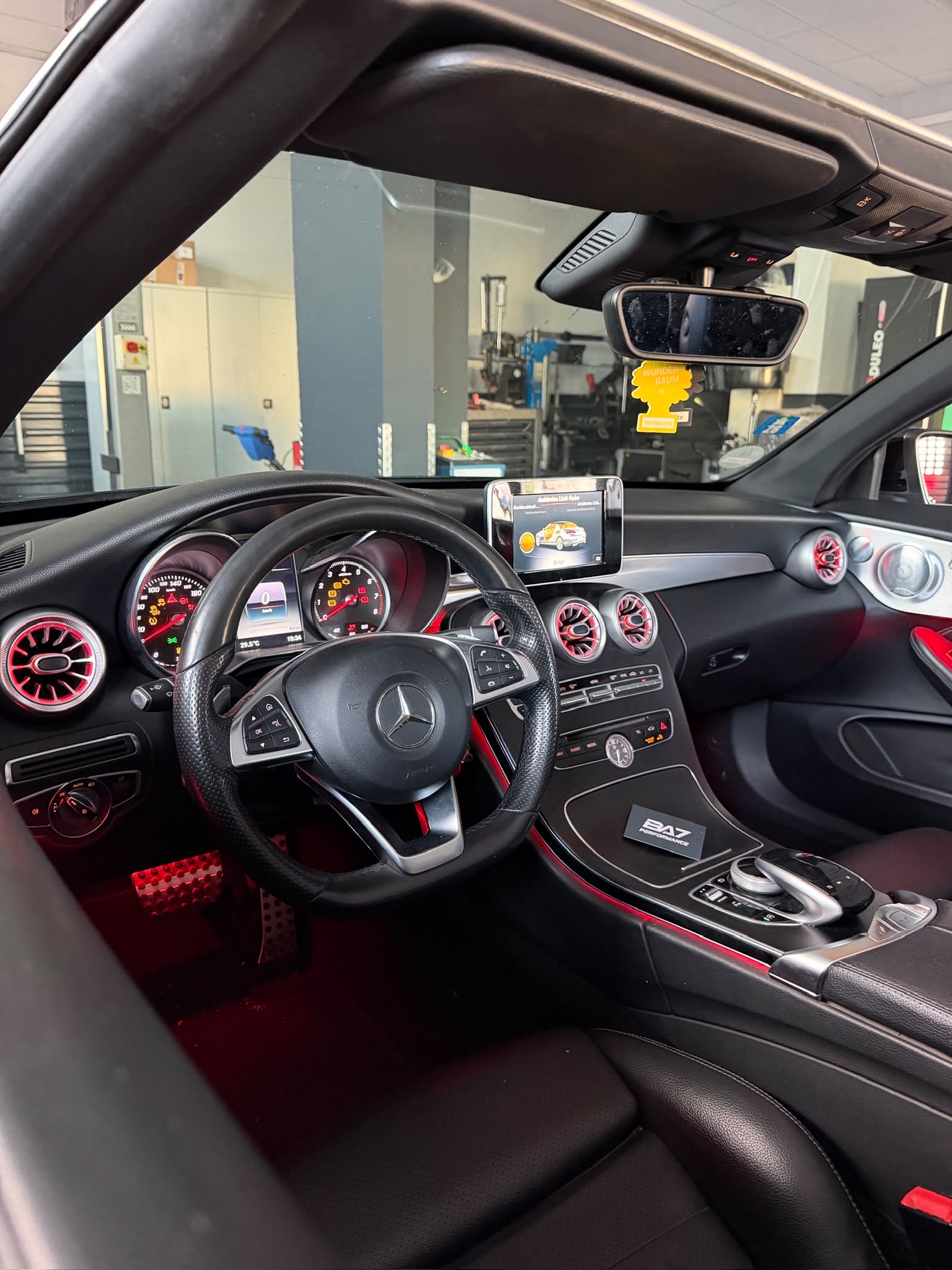 Rote Ambientebeleuchtung in einem Mercedes Innenraum