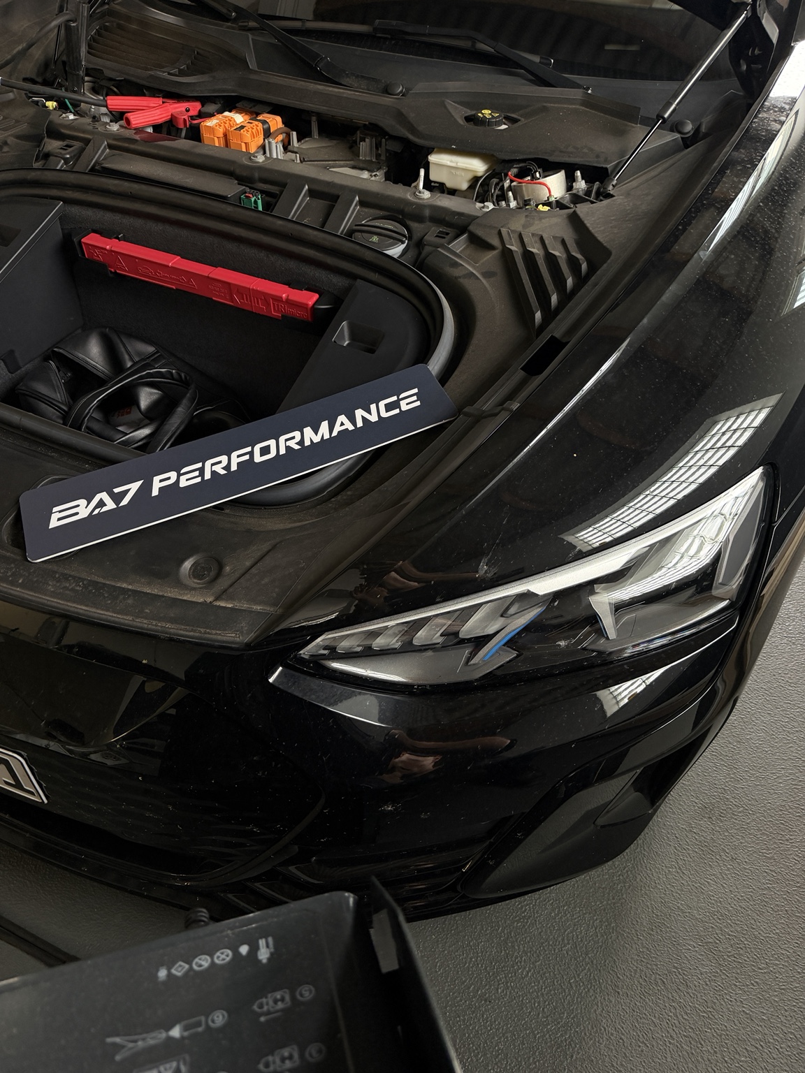 Arbeit am Fahrzeug in der Werkstatt