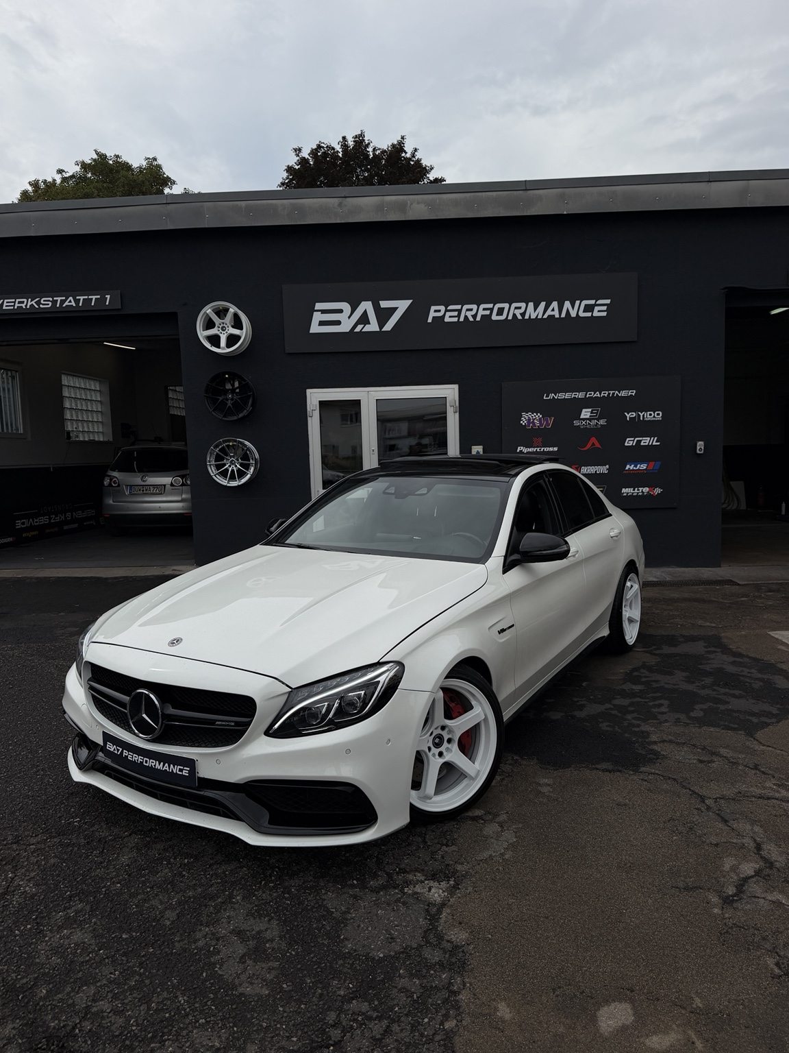 Weißer Mercedes vor der BA7 Performance Werkstatt