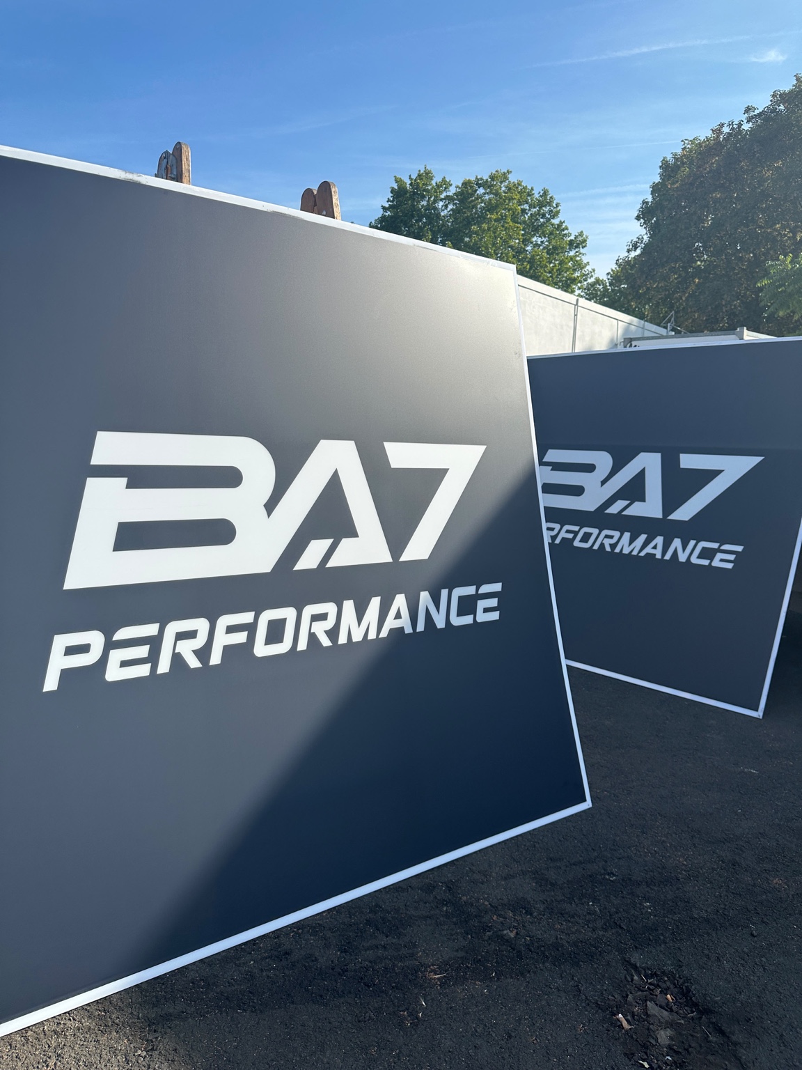BA7 Performance Schilder vor dem Gebäude