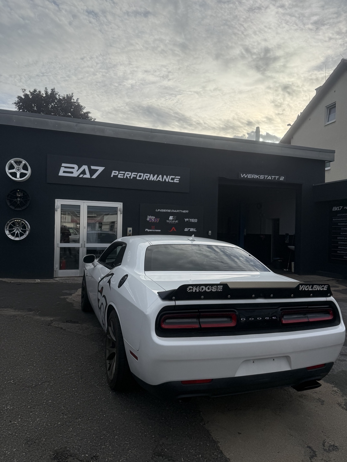 Weißer Dodge vor der BA7 Performance Werkstatt